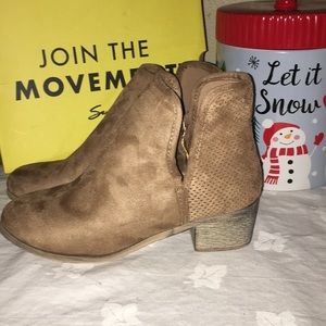 NIB TAN ANKLE BOOTS 👢sooooo chic